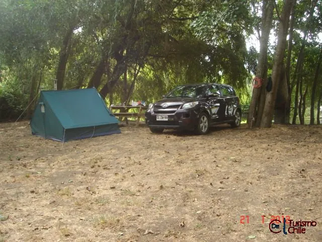 Carpa instalada en el camping