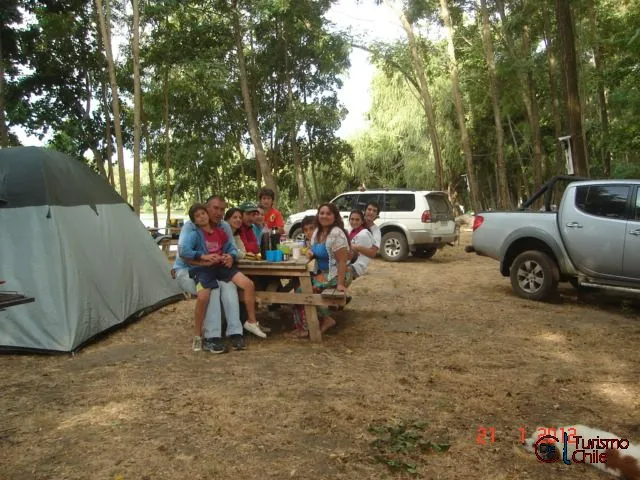 Familia en la zona de picnic