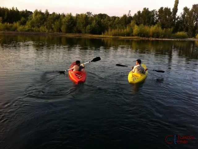 Kayakistas al atardecer en el r&iacute;o Laja